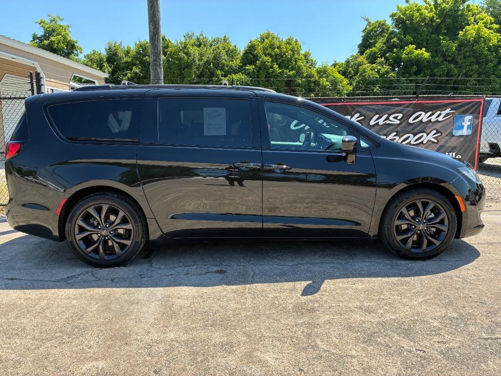 2018 Chrysler Pacifica Touring L's photo